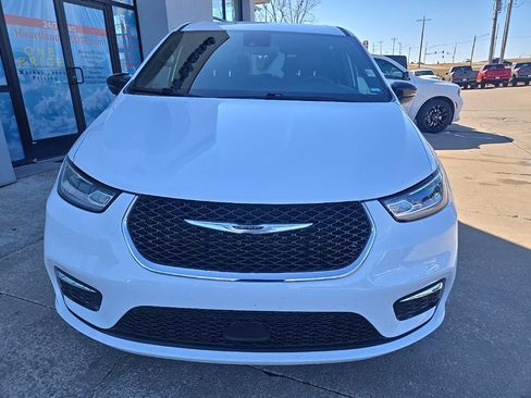 Used 2025 Chrysler Pacifica Select image 15