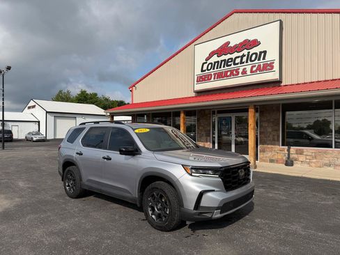 Used 2025 Honda Pilot TrailSport image 2