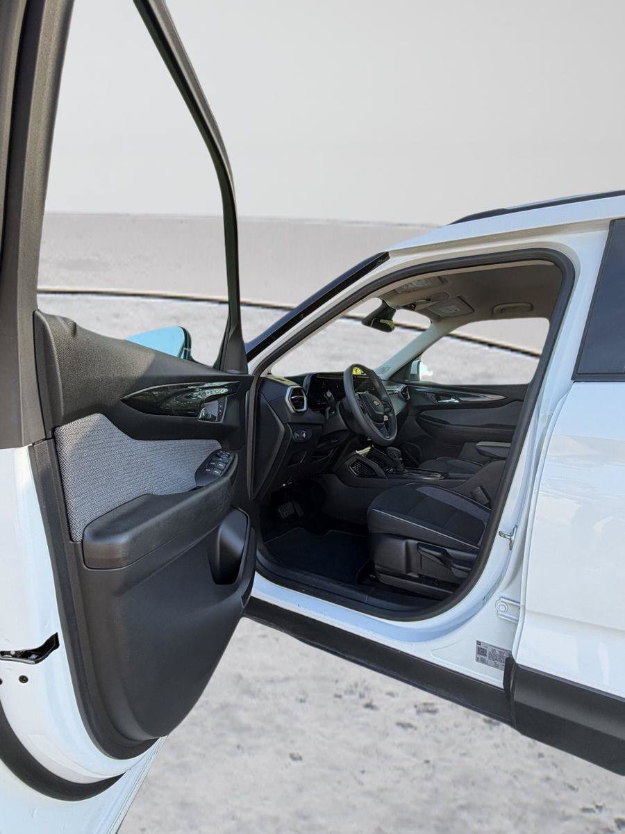 Used 2025 Chevrolet TrailBlazer LT AWD/4WD image 2