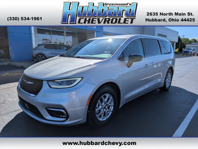 Used 2024 Chrysler Pacifica Touring-L FWD image 1