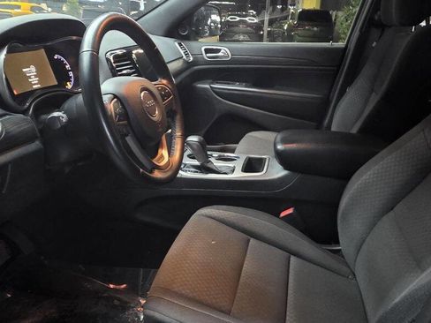 Used 2019 Jeep Grand Cherokee Laredo w/ 18" Wheel & 8.4" Radio Group image 10