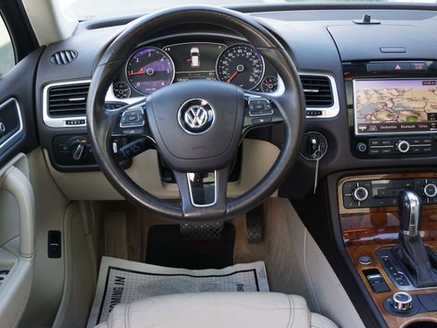 Used 2014 Volkswagen Touareg TDI image 36