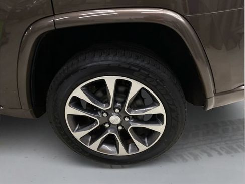 Used 2017 Jeep Grand Cherokee Overland w/ Jeep Active Safety Group AWD/4WD image 17