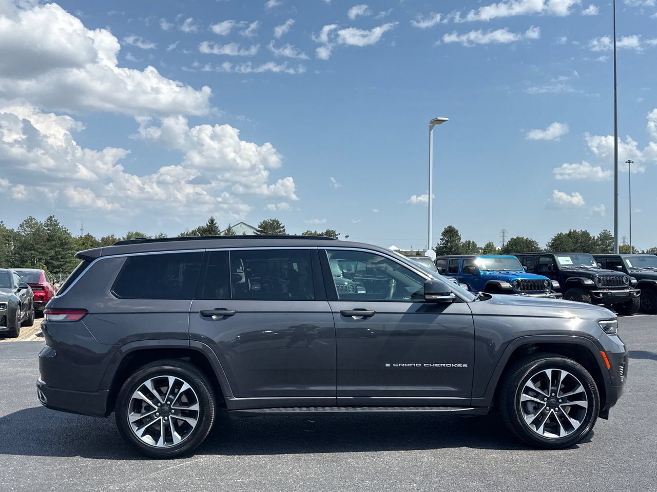 Used 2025 Jeep Grand Cherokee L Overland w/ Luxury Tech Group IV AWD/4WD image 2
