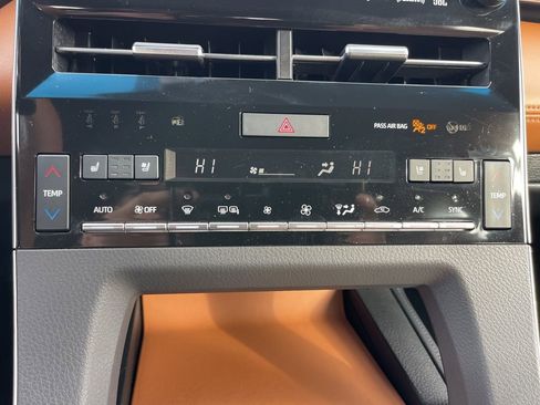 Used 2019 Toyota Avalon Limited image 12