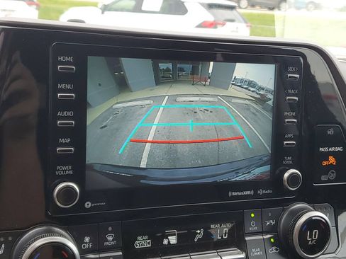 Used 2022 Toyota Highlander XLE AWD/4WD image 27