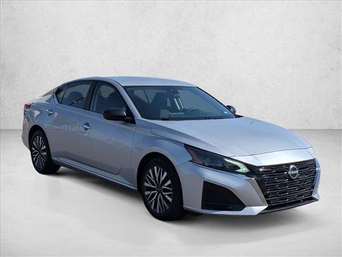 Used 2024 Nissan Altima 2.5 SV FWD image 4