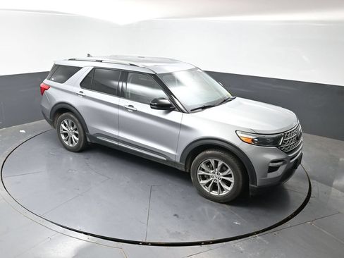 Used 2022 Ford Explorer Limited w/ Equipment Group 301A AWD/4WD image 17
