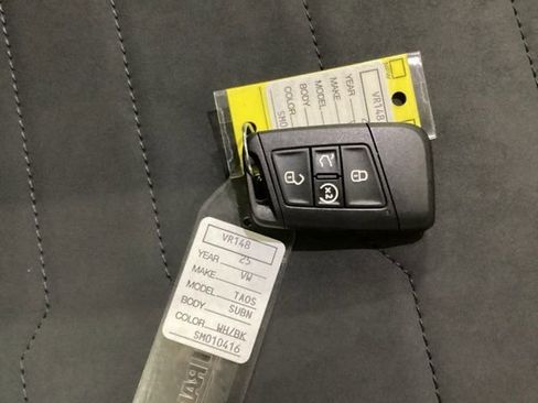 Used 2025 Volkswagen Taos SE image 21