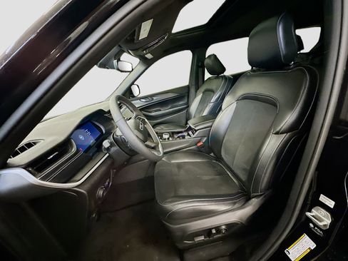 Used 2023 Jeep Grand Cherokee L Laredo image 13