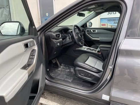Used 2022 Ford Explorer XLT w/ Equipment Group 202A image 8