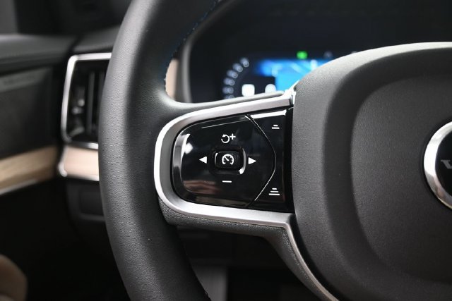 Used 2026 Volvo XC90 B6 Plus w/ Protection Package Premier AWD/4WD image 14