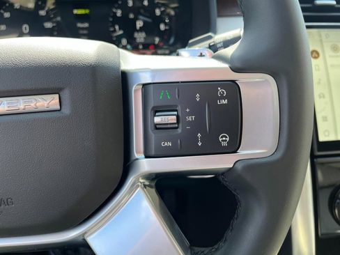 Used 2025 Land Rover Discovery S image 23