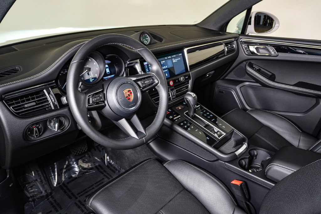Certified 2026 Porsche Macan S AWD/4WD image 4