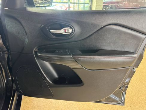 Used 2016 Jeep Cherokee Trailhawk w/ Leather Interior Group AWD/4WD image 10