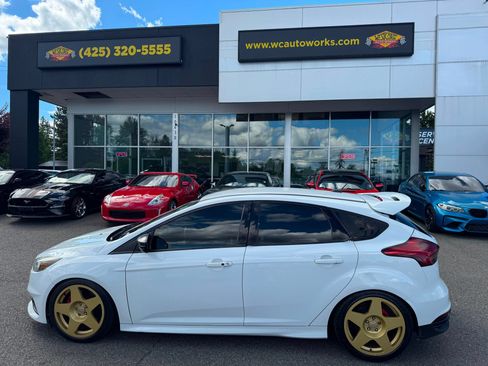 Used 2018 Ford Focus ST FWD image 2