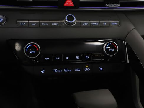 Used 2024 Hyundai Elantra SEL w/ Convenience Package image 21