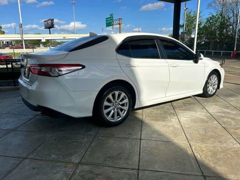Used 2020 Toyota Camry LE image 4