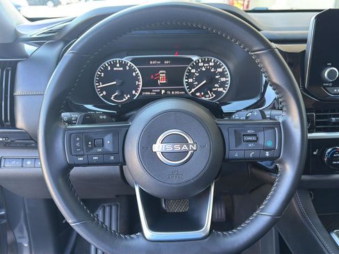 Used 2025 Nissan Pathfinder SV FWD image 21