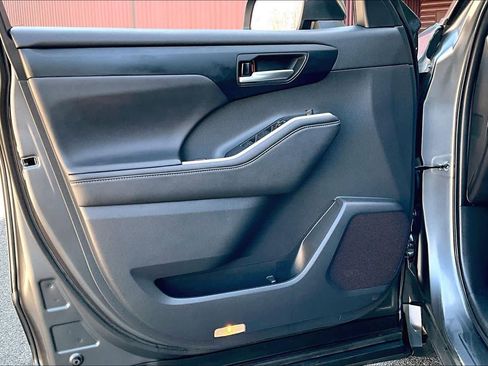 Used 2023 Toyota Highlander XLE AWD/4WD image 22