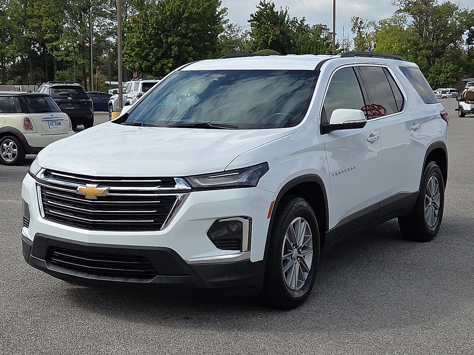 Used 2023 Chevrolet Traverse LT FWD image 2