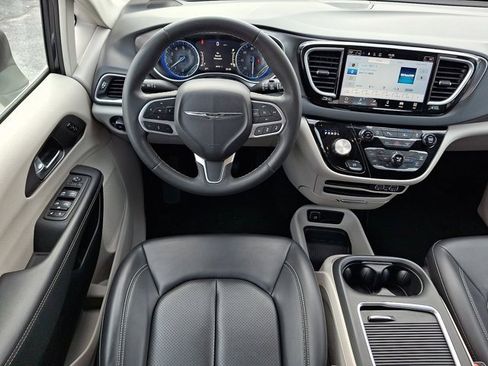 Certified 2023 Chrysler Pacifica Touring-L image 16
