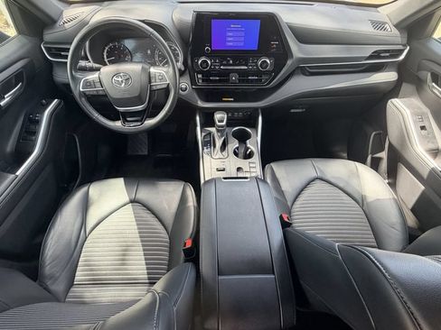 Used 2024 Toyota Highlander XSE FWD image 12