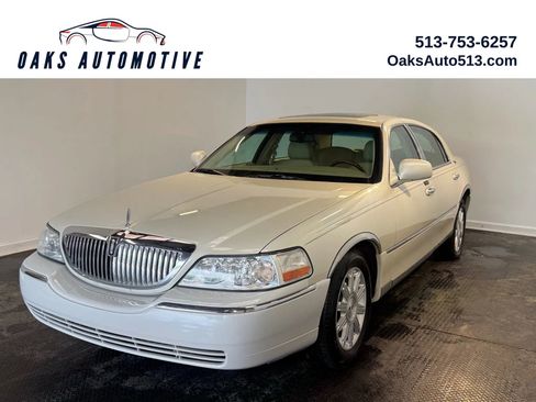 Used 2007 Lincoln Town Car Signature Limited RWD image 1