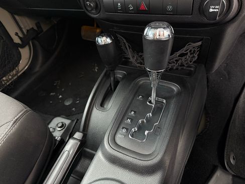 Used 2018 Jeep Wrangler Unlimited Sahara image 24