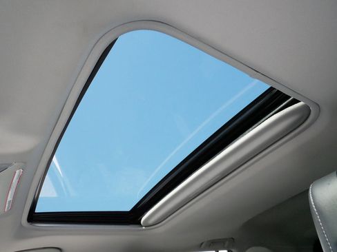 Used 2021 Toyota RAV4 XLE Premium image 29