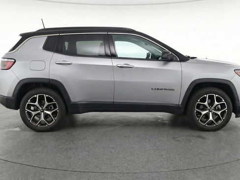 Used 2025 Jeep Compass Limited image 11