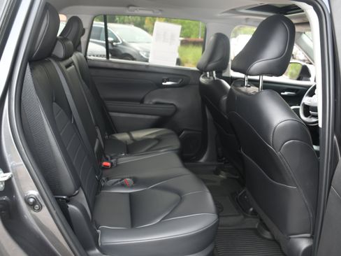 Used 2023 Toyota Highlander XLE FWD image 19