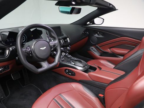Used 2021 Aston Martin V8 Vantage Roadster image 25