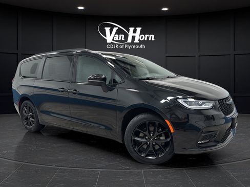 Used 2023 Chrysler Pacifica Touring-L w/ Uconnect Theater Family Group AWD/4WD image 1