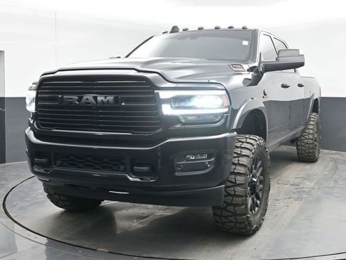Used 2019 RAM 2500 Laramie w/ Black Appearance Package AWD/4WD image 10