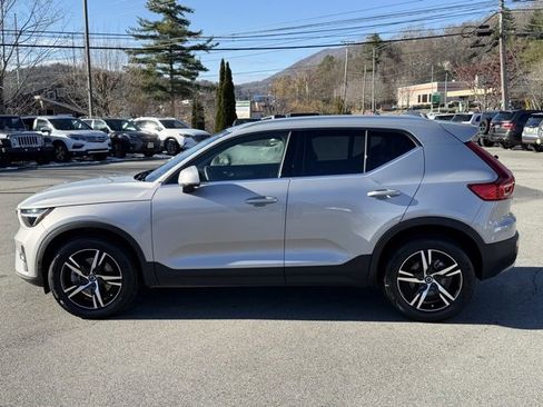 Used 2023 Volvo XC40 B5 Plus image 8