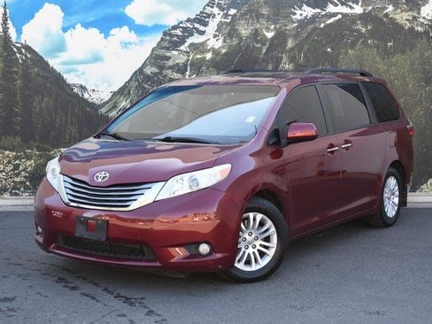 Used 2017 Toyota Sienna XLE Premium FWD image 6