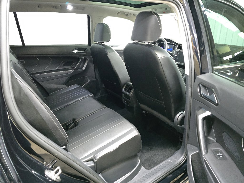 Used 2022 Volkswagen Tiguan SE w/ Panoramic Sunroof Package AWD/4WD image 18