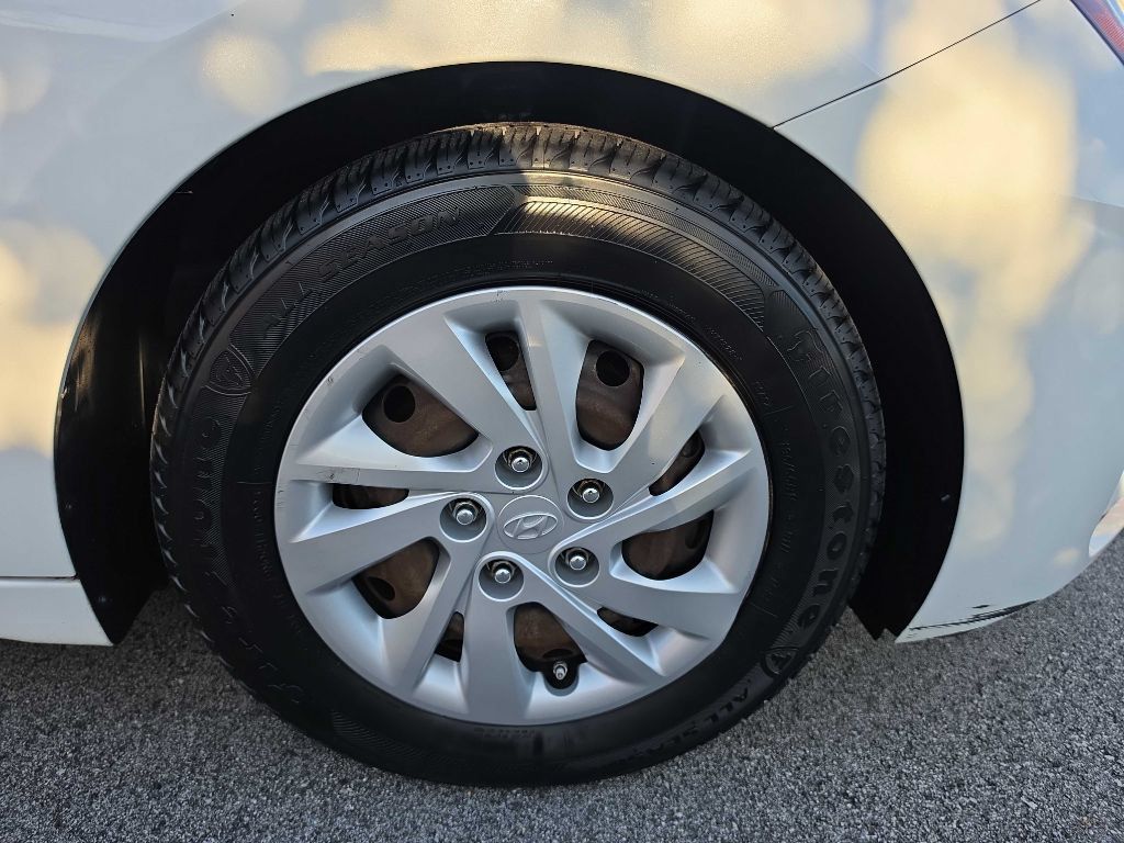 Used 2019 Hyundai Elantra SE FWD image 4
