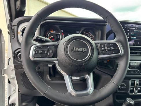 Used 2025 Jeep Wrangler Unlimited Sahara AWD/4WD image 29