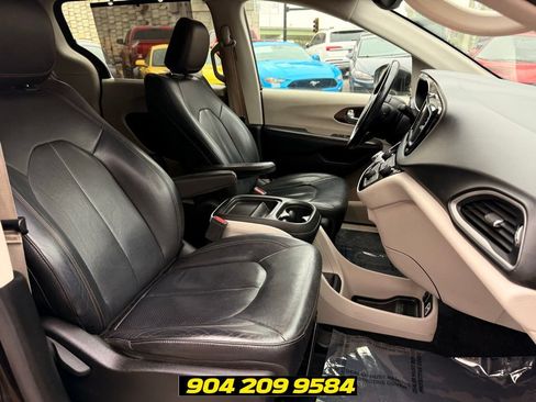 Used 2019 Chrysler Pacifica Touring-L FWD image 33