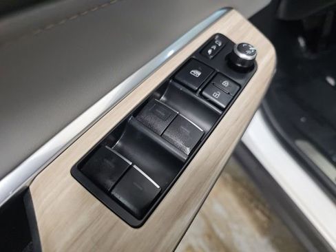 Used 2024 Toyota Venza XLE image 12