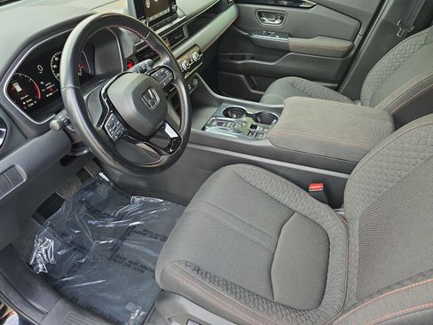 Used 2025 Honda Pilot Sport image 16