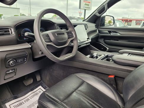 Used 2024 Jeep Wagoneer Series II w/ Flexible Seating Group RWD image 10