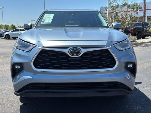 Used 2021 Toyota Highlander LE FWD image 2