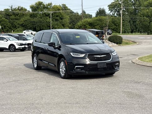 Used 2023 Chrysler Pacifica Touring-L FWD image 3