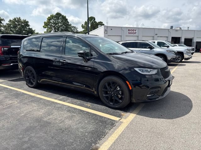 Used 2025 Chrysler Pacifica Limited FWD image 9