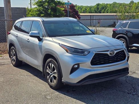 Used 2021 Toyota Highlander XLE AWD/4WD image 11