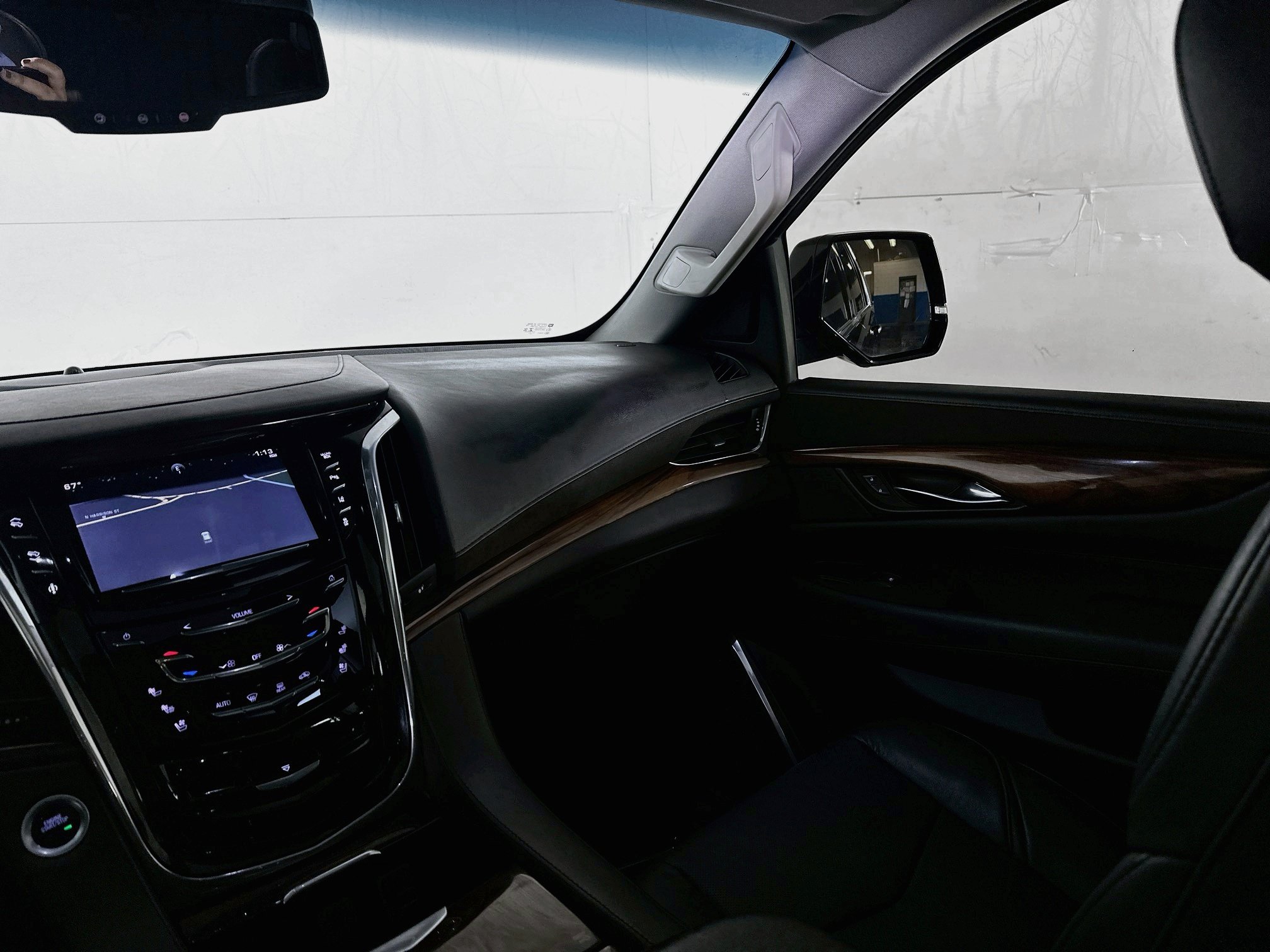 Used 2015 Cadillac Escalade Luxury AWD/4WD image 24