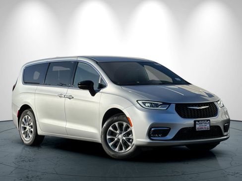New 2026 Chrysler Pacifica Select image 2